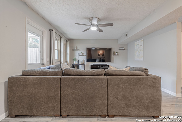 Image 17 of 44 For 6106 Vance Jackson  70
