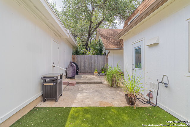Image 4 of 44 For 6106 Vance Jackson  70