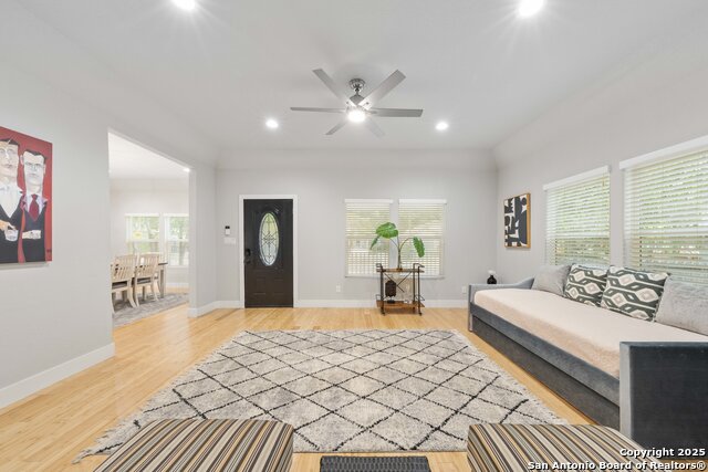 Listing photo id 10 for 422 Woodlawn Ave E