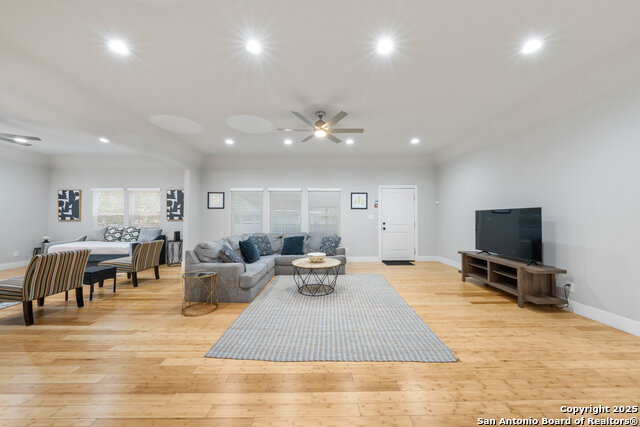 Listing photo id 13 for 422 Woodlawn Ave E