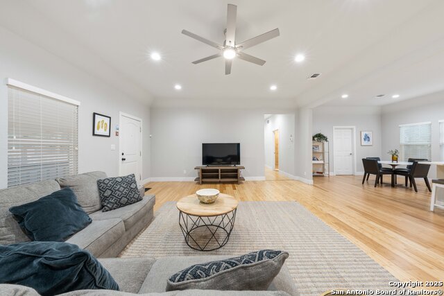 Listing photo id 15 for 422 Woodlawn Ave E