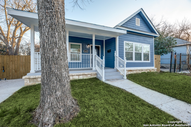 Listing photo id 0 for 422 Woodlawn Ave E
