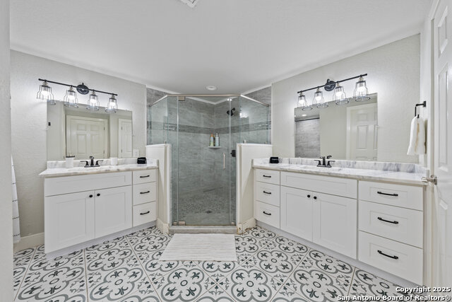 Listing photo id 20 for 422 Woodlawn Ave E