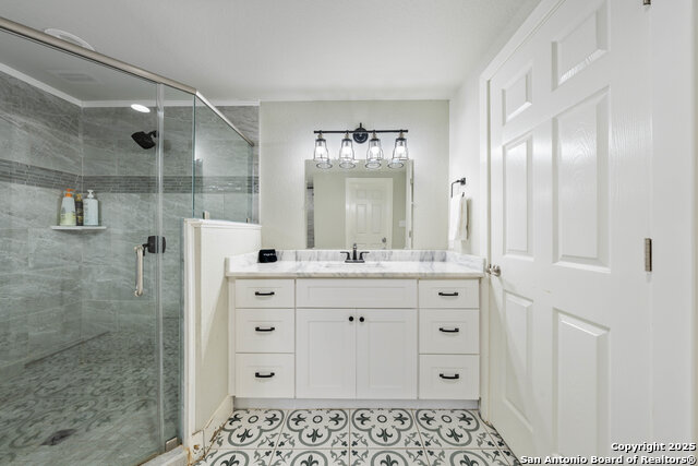 Listing photo id 21 for 422 Woodlawn Ave E