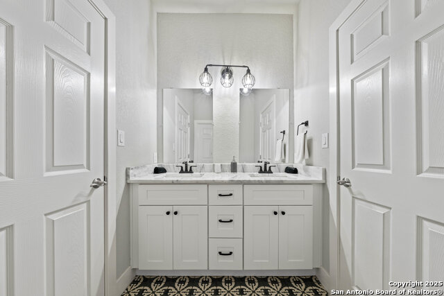 Listing photo id 24 for 422 Woodlawn Ave E