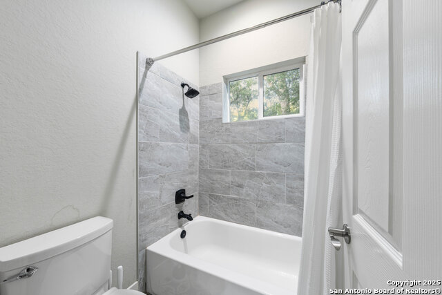 Listing photo id 25 for 422 Woodlawn Ave E