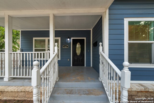 Listing photo id 1 for 422 Woodlawn Ave E