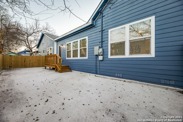 Listing photo id 34 for 422 Woodlawn Ave E