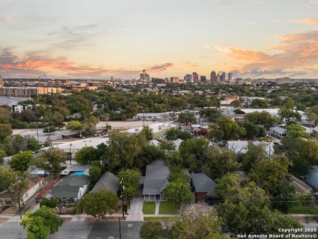 Listing photo id 37 for 422 Woodlawn Ave E