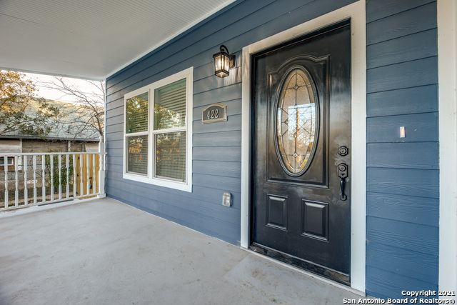 Listing photo id 2 for 422 Woodlawn Ave E