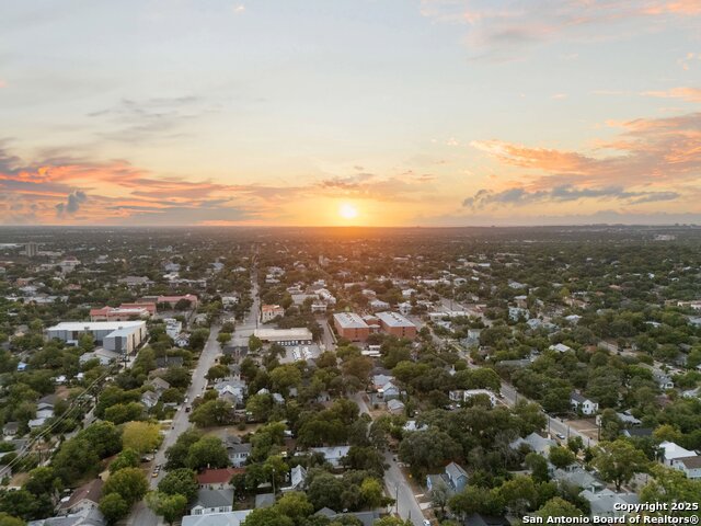 Listing photo id 39 for 422 Woodlawn Ave E