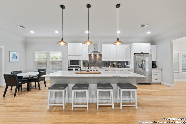 Listing photo id 3 for 422 Woodlawn Ave E