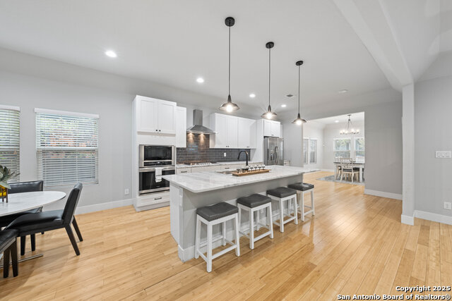 Listing photo id 4 for 422 Woodlawn Ave E