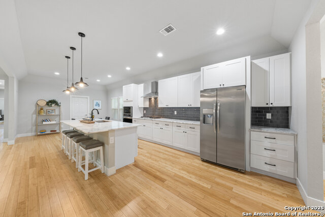 Listing photo id 5 for 422 Woodlawn Ave E