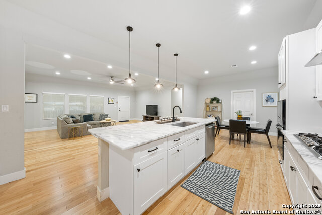 Listing photo id 7 for 422 Woodlawn Ave E