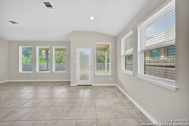 Listing photo id 9 for 10531 Tranquille