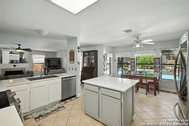 Listing photo id 9 for 16414 Bulverde Pt