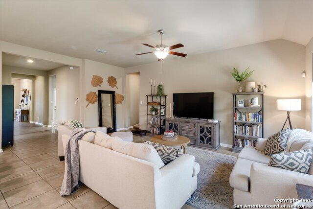 Listing photo id 3 for 9815 Catell  