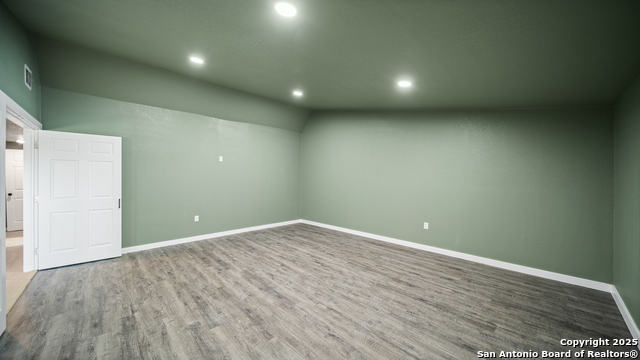Listing photo id 19 for 201 Lakeview Cir