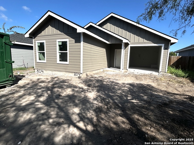 Details for 804 Huntington St W, Beeville, TX 78102