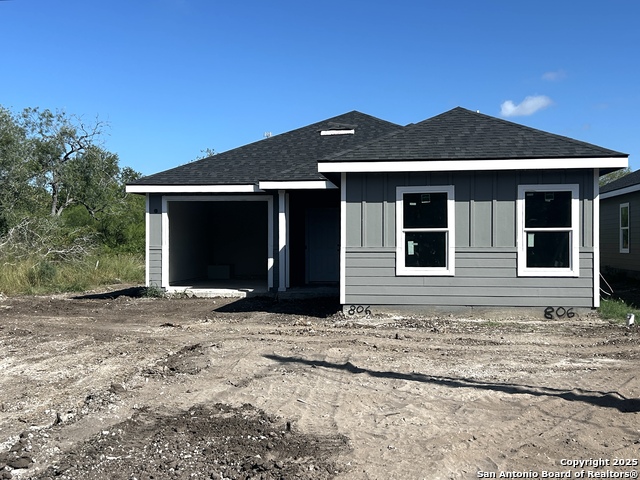 Details for 806 Huntington St W, Beeville, TX 78102