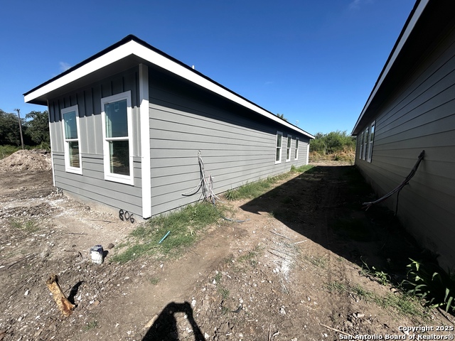 Listing photo id 2 for 806 Huntington St W