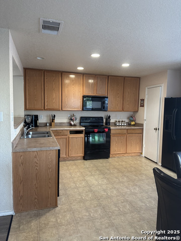 Listing photo id 3 for 5018 Royal Stable