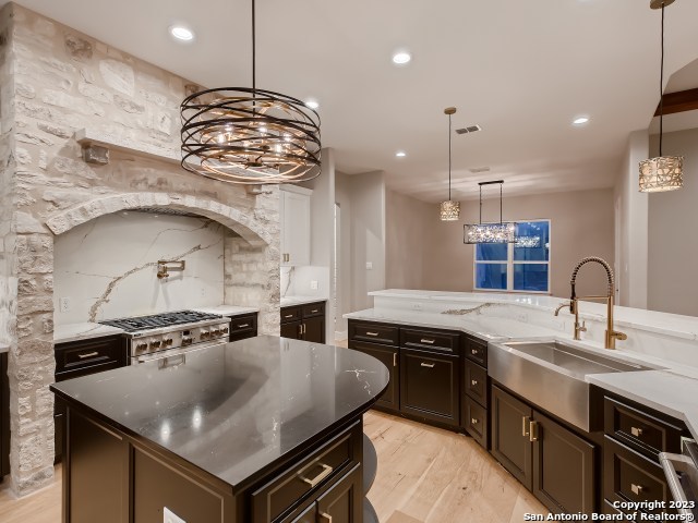 Listing photo id 10 for 208 River Ridge