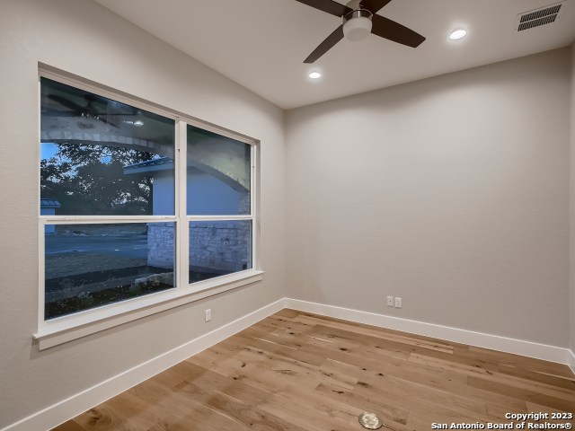 Listing photo id 12 for 208 River Ridge