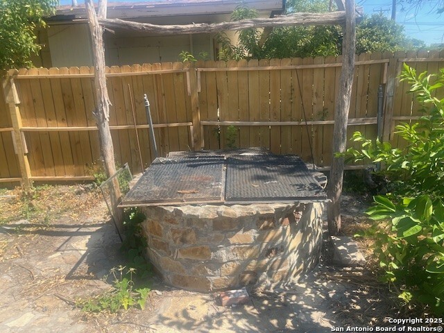 Listing photo id 0 for 1401 Trinity N