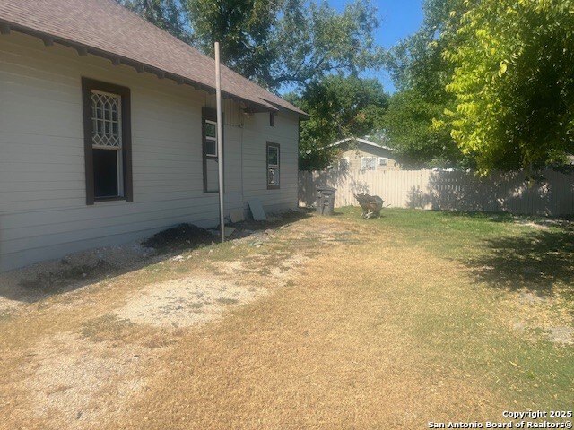 Listing photo id 1 for 1401 Trinity N