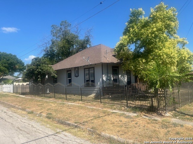 Listing photo id 6 for 1401 Trinity N