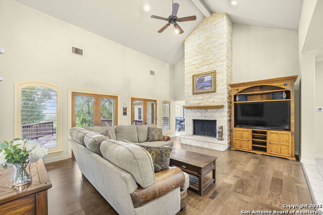 Listing photo id 10 for 810 Bluff Ridge