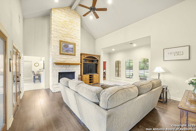 Listing photo id 11 for 810 Bluff Ridge