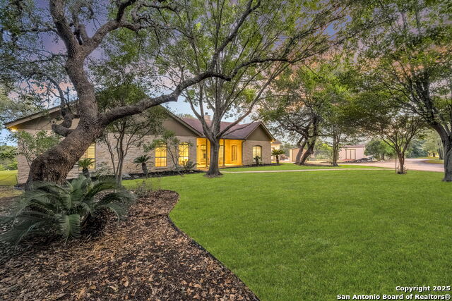 Listing photo id 0 for 810 Bluff Ridge