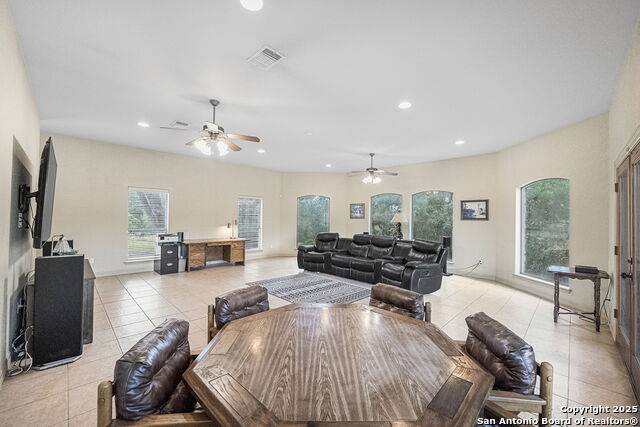 Listing photo id 19 for 810 Bluff Ridge