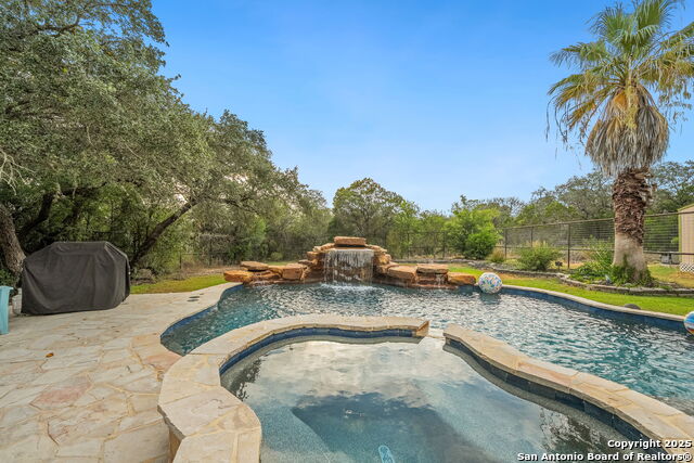 Listing photo id 32 for 810 Bluff Ridge