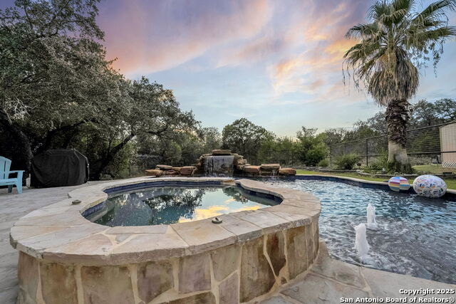 Listing photo id 3 for 810 Bluff Ridge