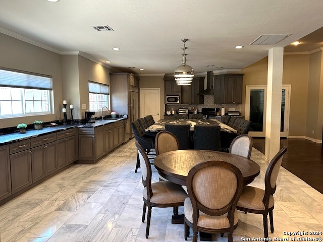 Listing photo id 3 for 13 Thornhurst
