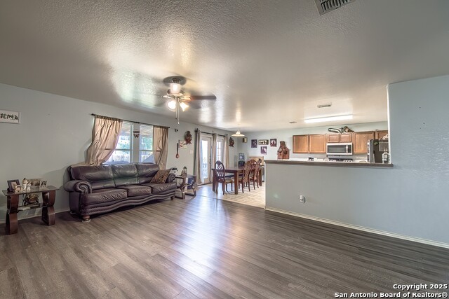 Listing photo id 9 for 3652 Honey Mdw