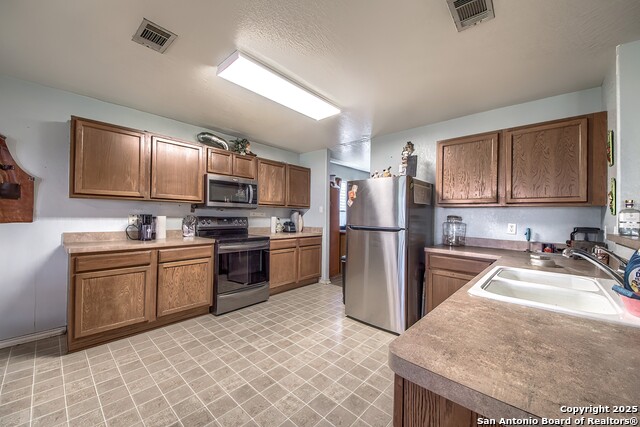 Listing photo id 13 for 3652 Honey Mdw
