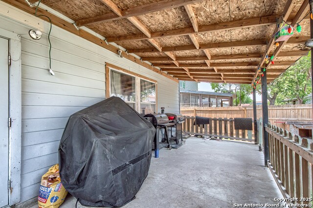 Listing photo id 26 for 3652 Honey Mdw