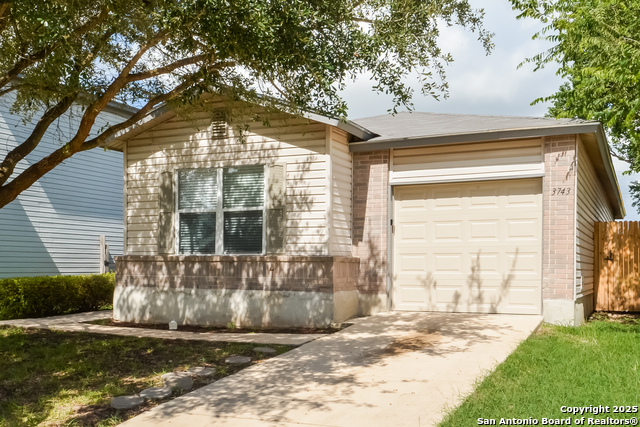 Listing photo id 0 for 3743 Candleglenn