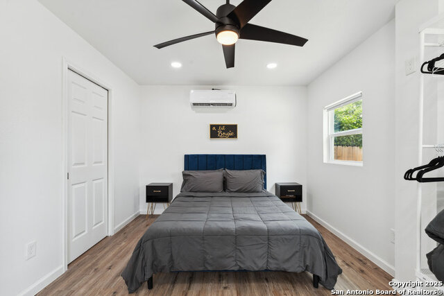 Listing photo id 12 for 1404 Rivas St