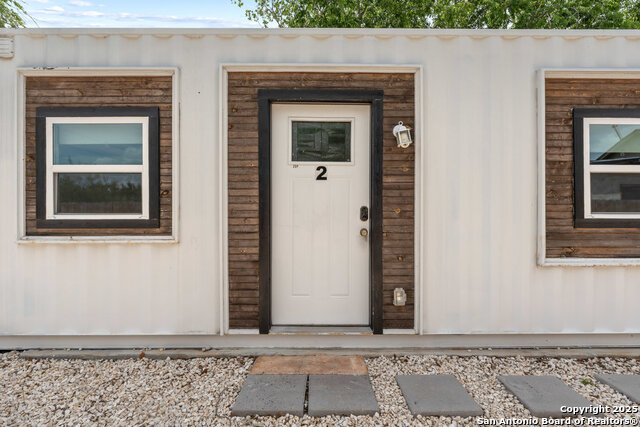 Listing photo id 15 for 1404 Rivas St