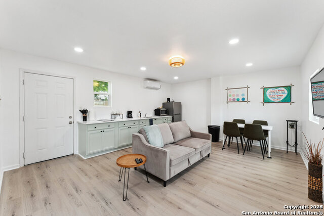 Listing photo id 16 for 1404 Rivas St