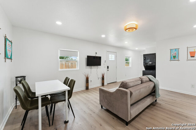 Listing photo id 17 for 1404 Rivas St