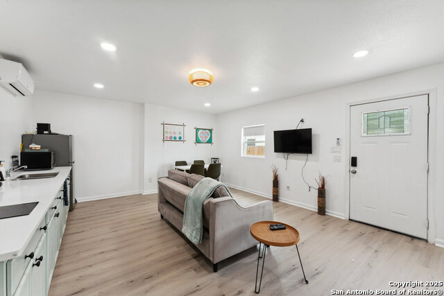 Listing photo id 18 for 1404 Rivas St