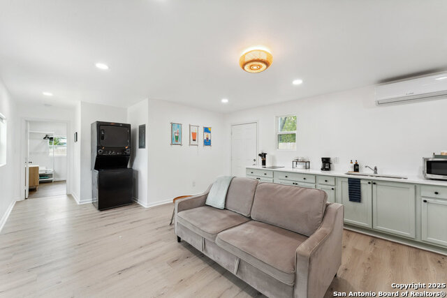Listing photo id 19 for 1404 Rivas St