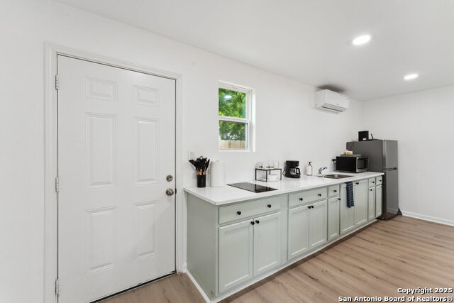 Listing photo id 20 for 1404 Rivas St
